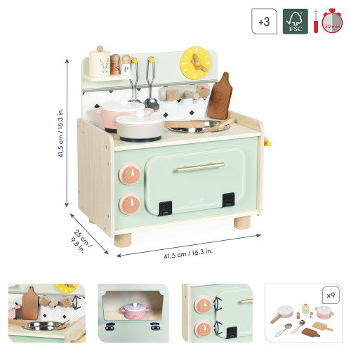 Enfant jouant avec la petite cuisine Mamie Soleil Janod