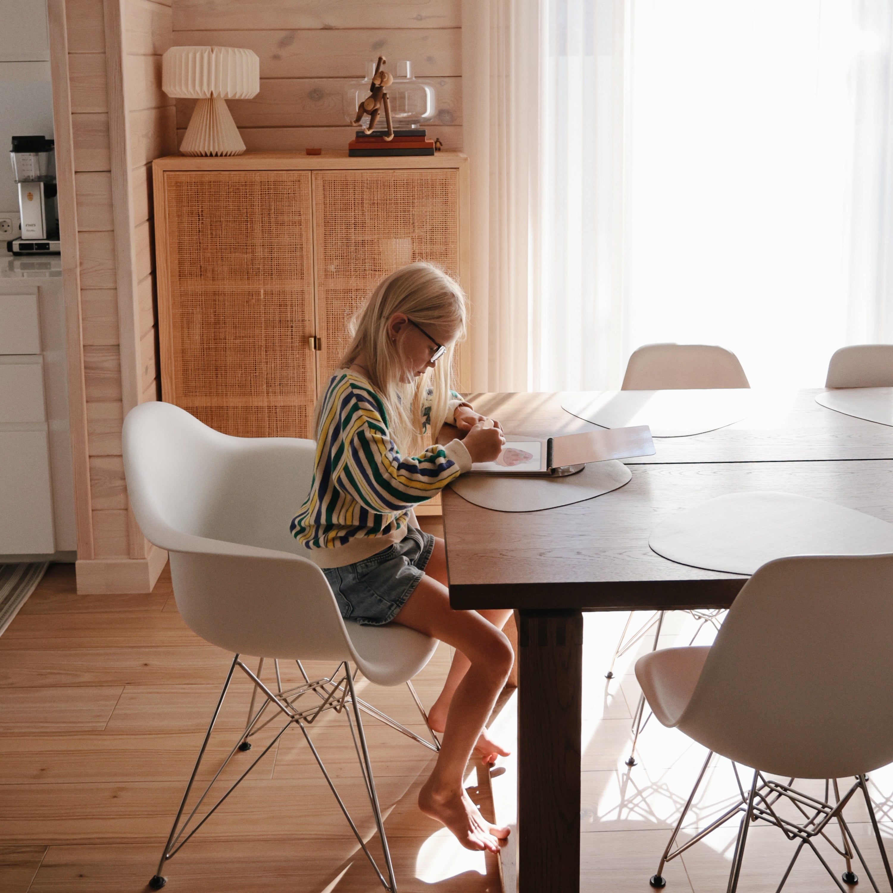 Enfant peignant à table avec le bloc d'aquarelle réutilisable Mushie