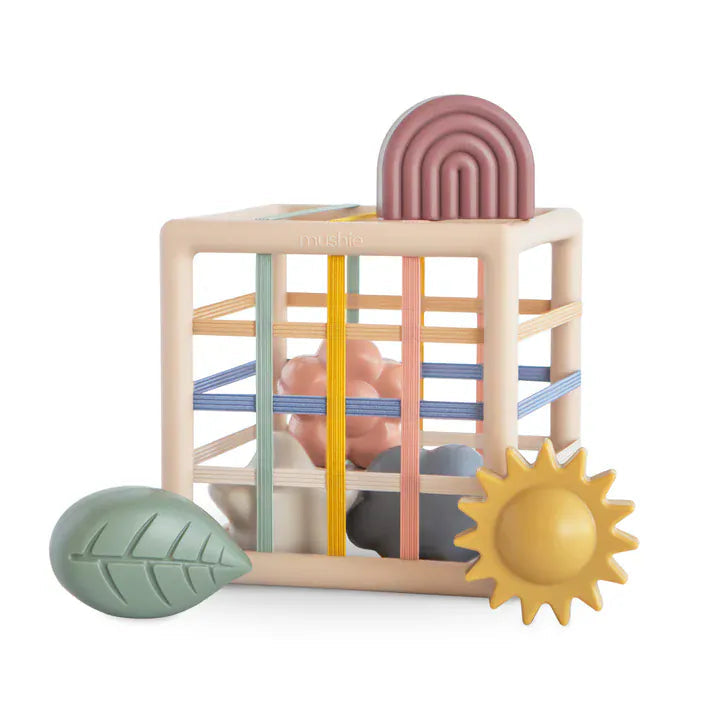 Trieur de formes élastique Mushie avec ses six formes inspirées de la nature