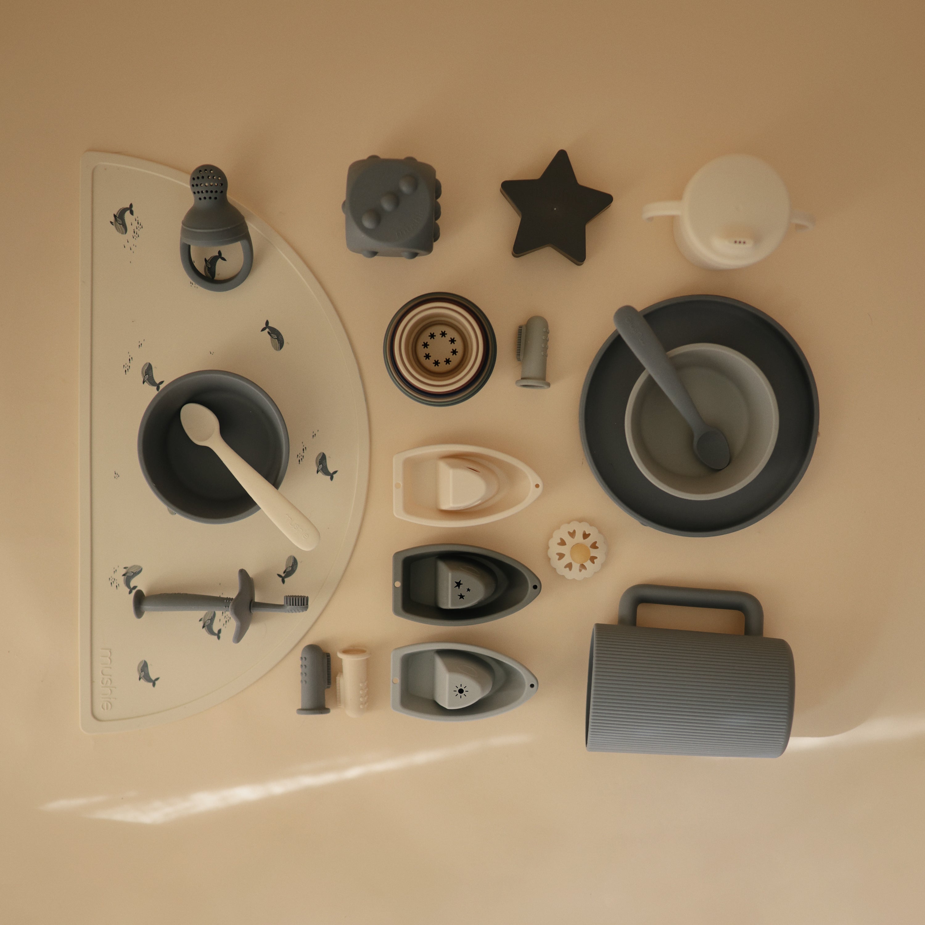 Set de table Mushie avec vaisselle bébé aux tons neutres