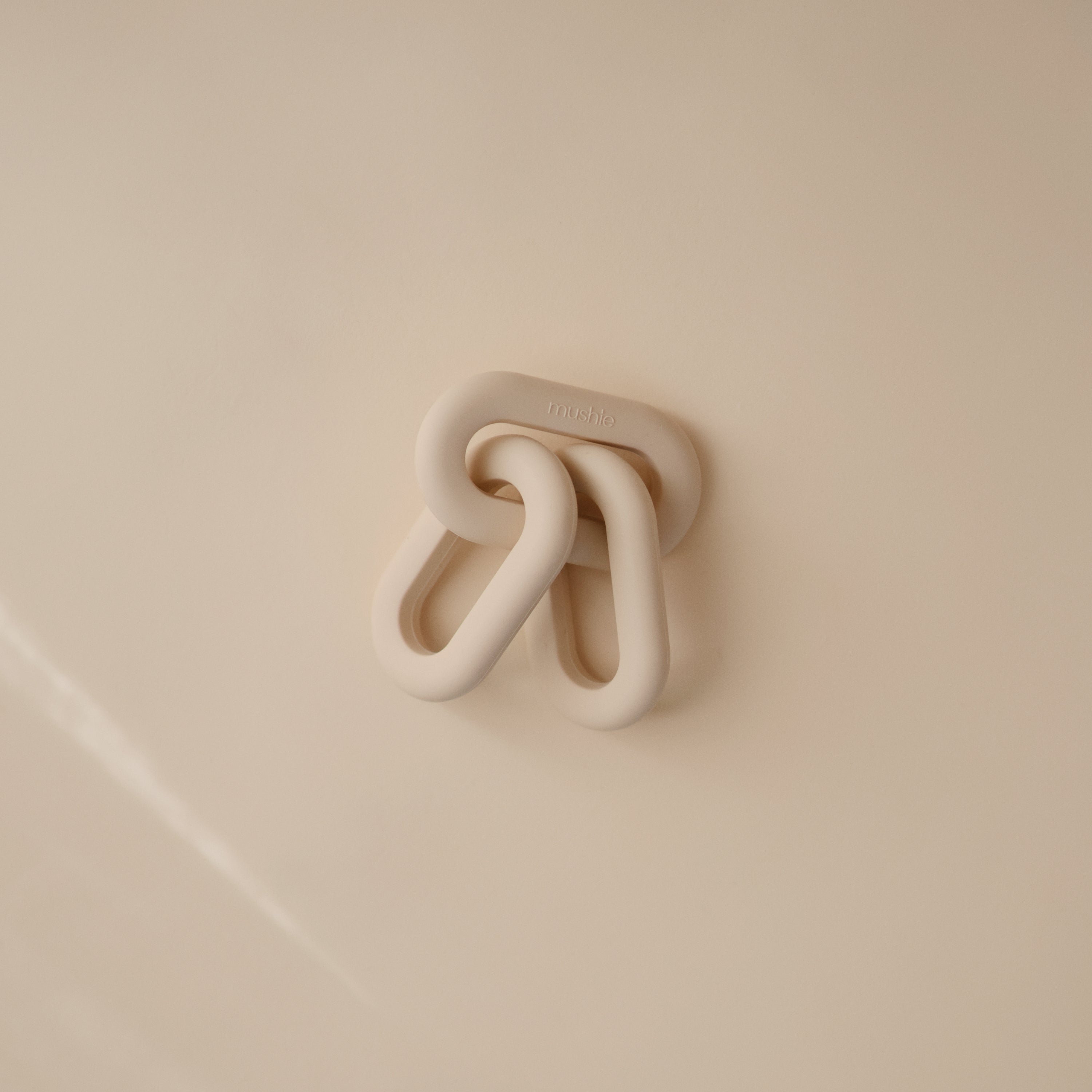 Anneau de dentition Maillons Mushie coloris beige