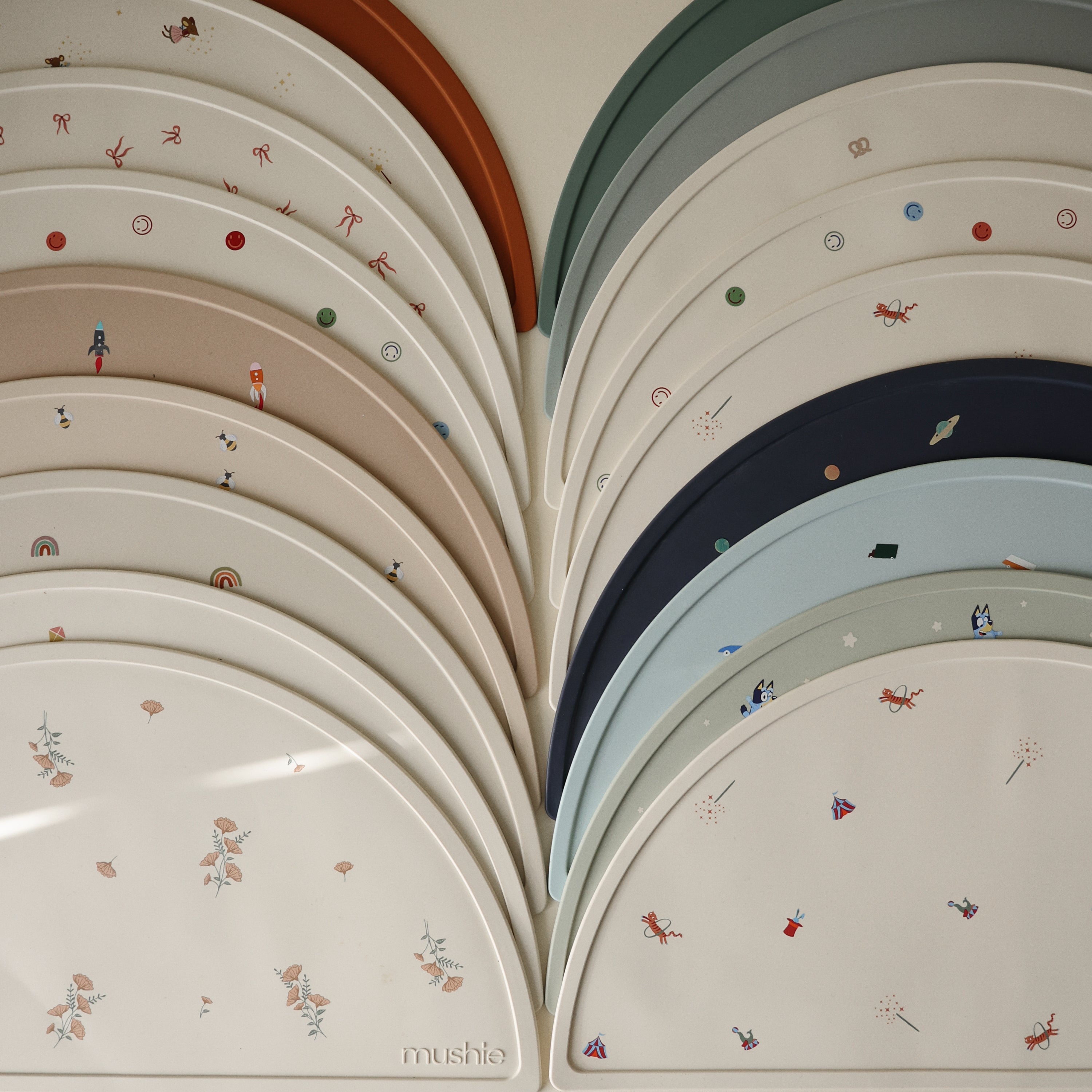 Sets de table en silicone Mushie aux motifs variés