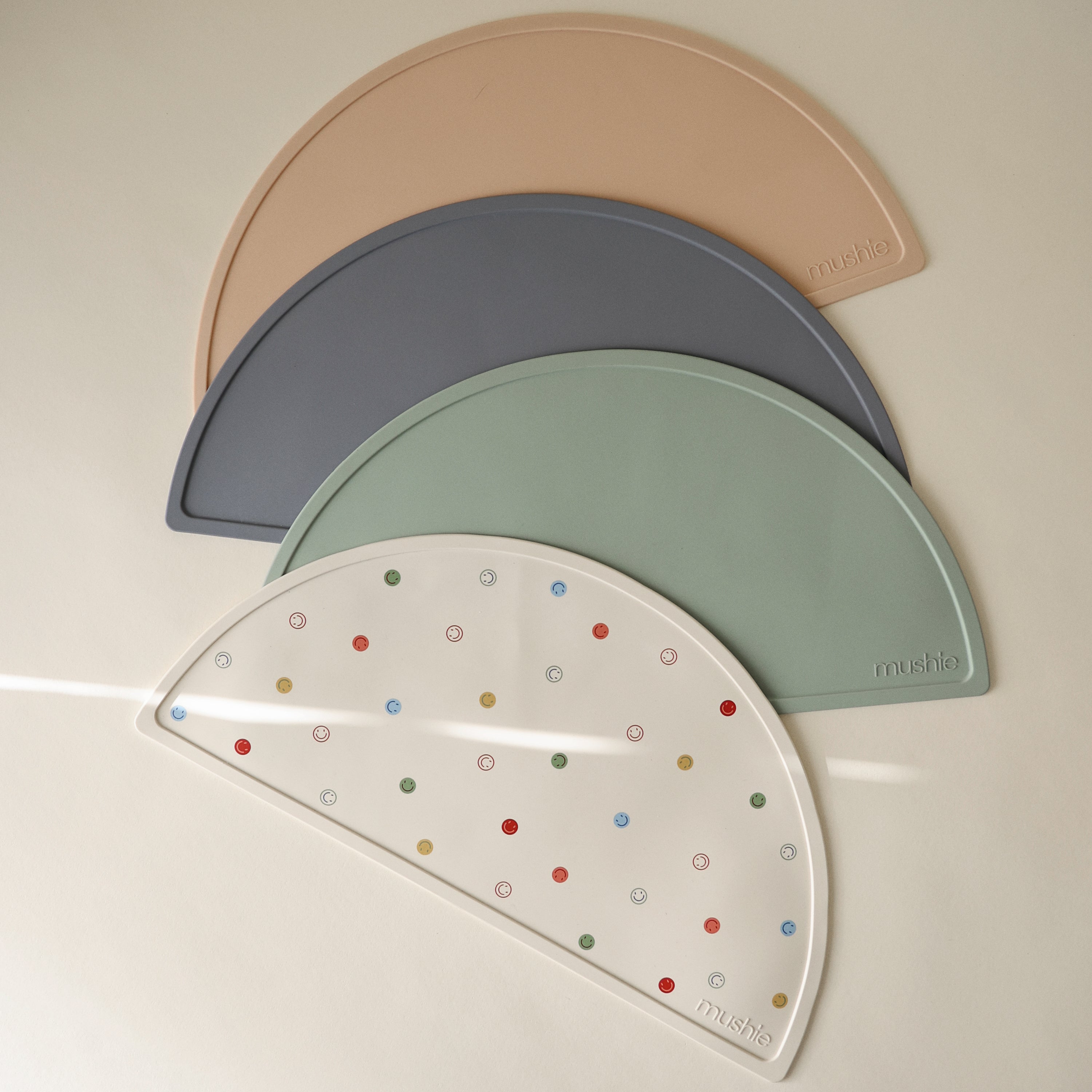 Sets de table en silicone Mushie empilés