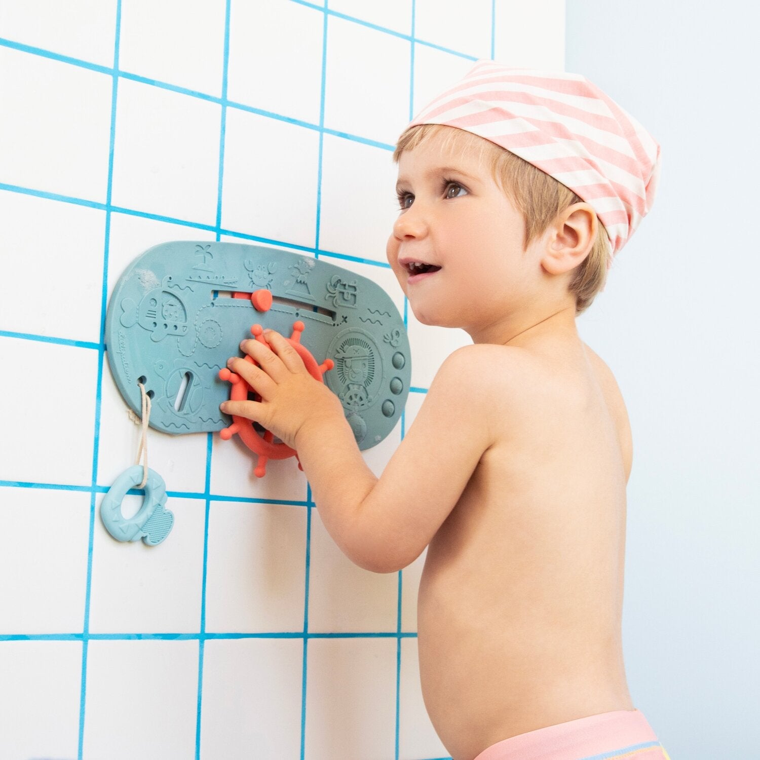 Moment de jeu dans le bain avec le bateau pirate Lilliputiens