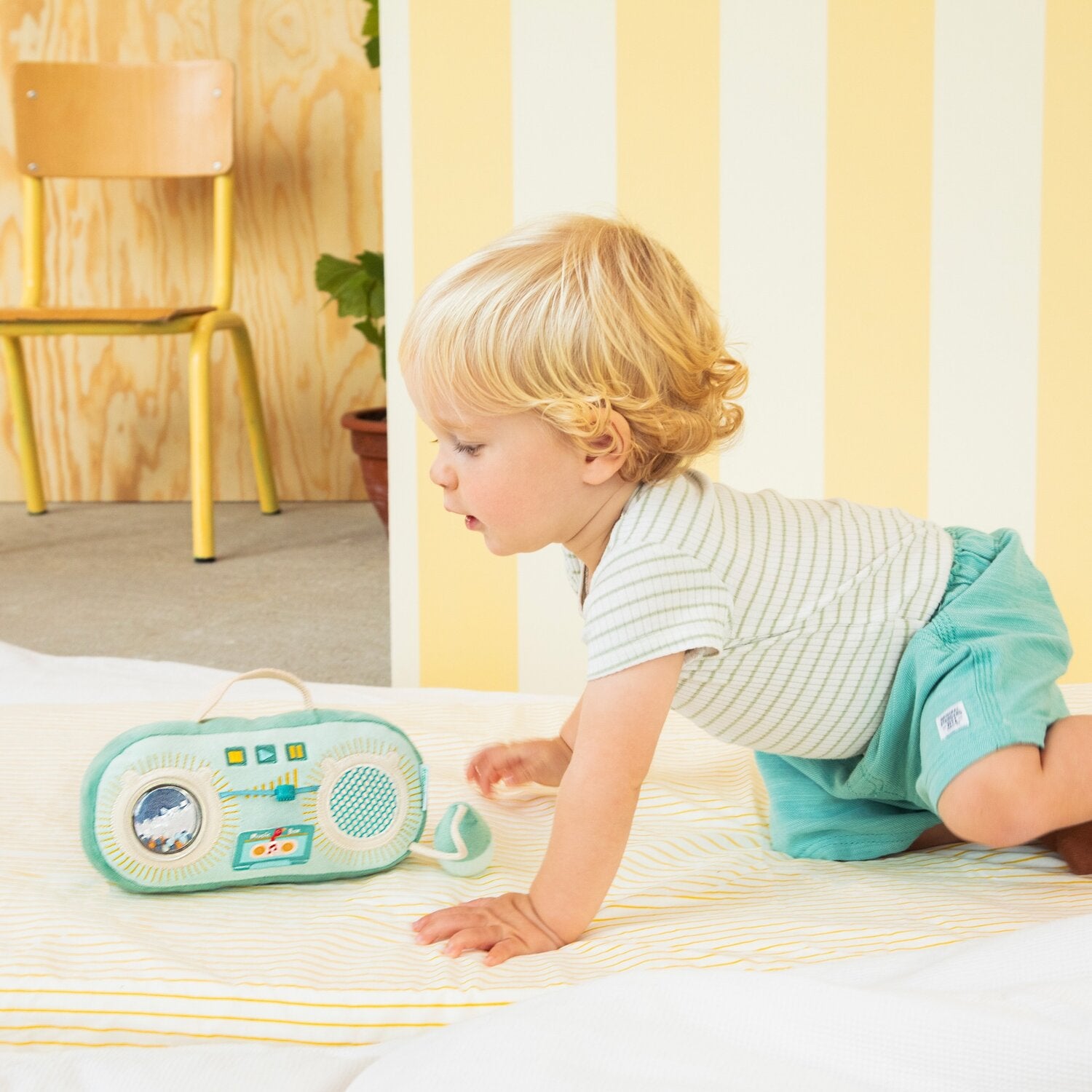 Bébé jouant avec la radio sonore Joe le dragon Lilliputiens