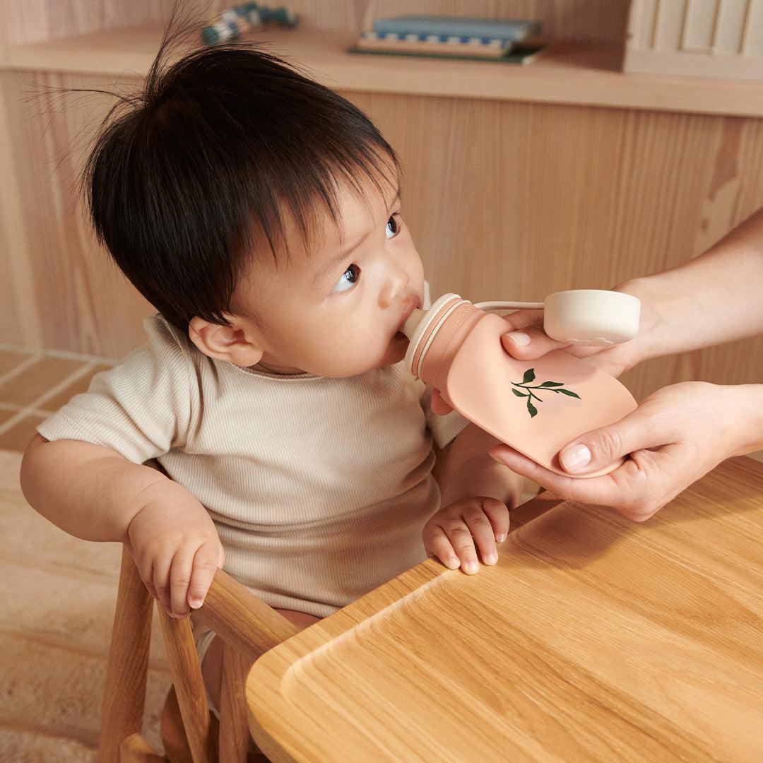 Enfant utilisant la gourde à smoothie Lizzie Liewood