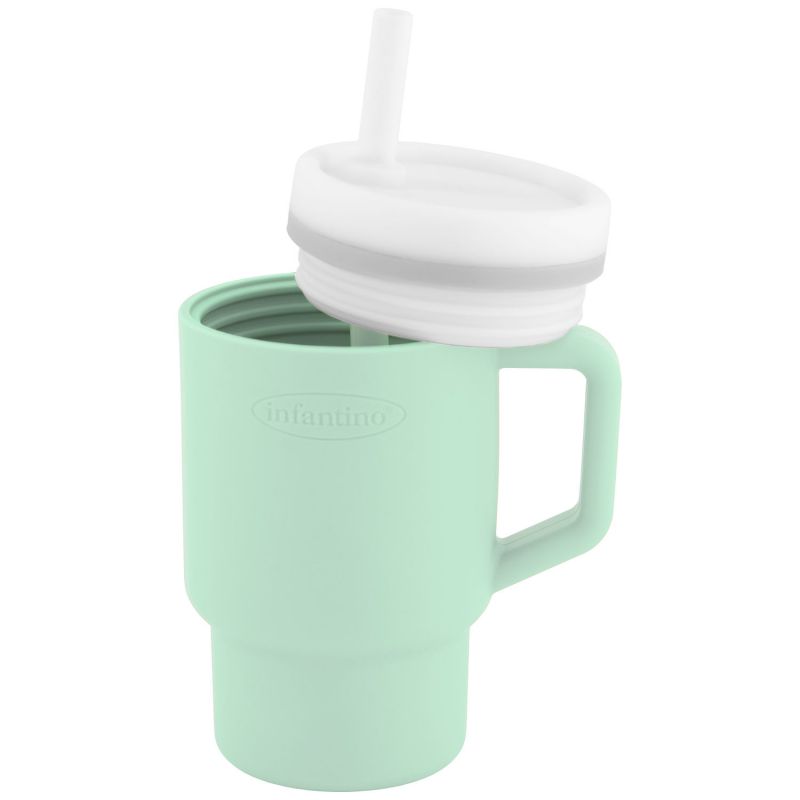 Bébé buvant avec la tasse Infantino Cool Mint