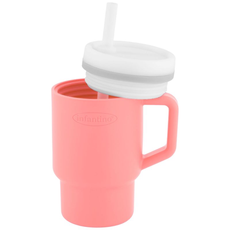 Bébé buvant avec la tasse Infantino Melon