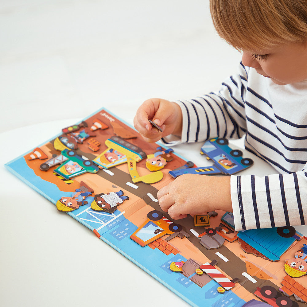 Enfant jouant avec le Magnéti'stories Le chantier de Janod