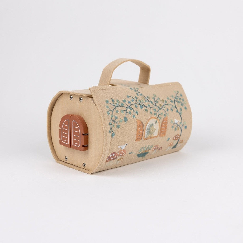 Maison en rondins Mini Friends Egmont Toys fermée, en bois et feutrine illustrée, avec sa poignée
