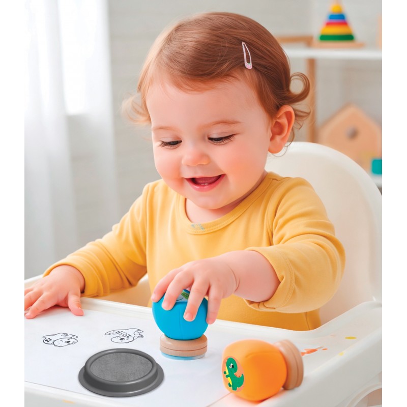 Enfant tamponnant des motifs de dinosaures avec le coffret Créalign
