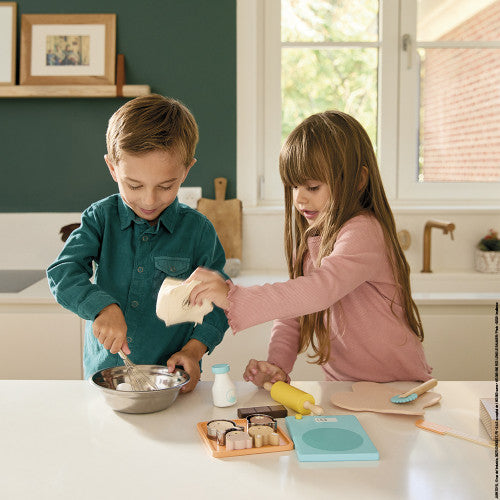 Enfant jouant avec l'atelier pâtisserie Janod