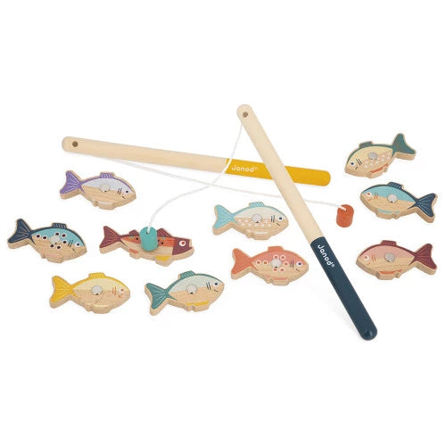 Détail des poissons en bois avec pastille métallique Janod