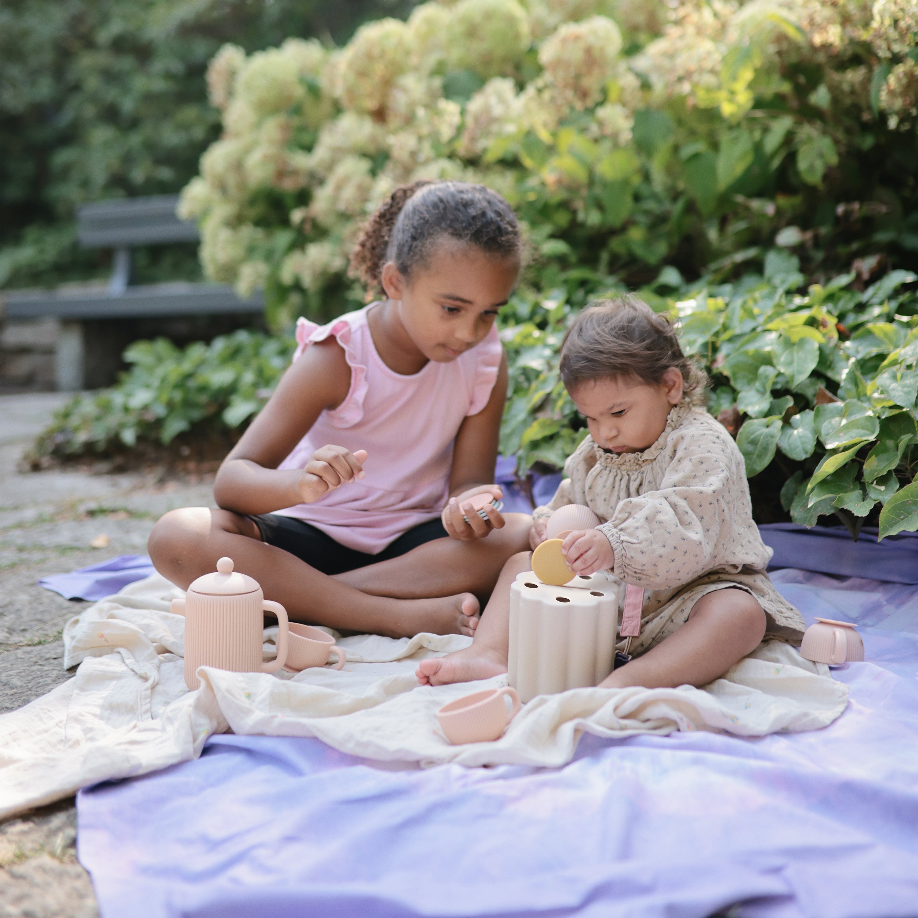 Enfants jouant en extérieur avec la boîte de tri Mushie