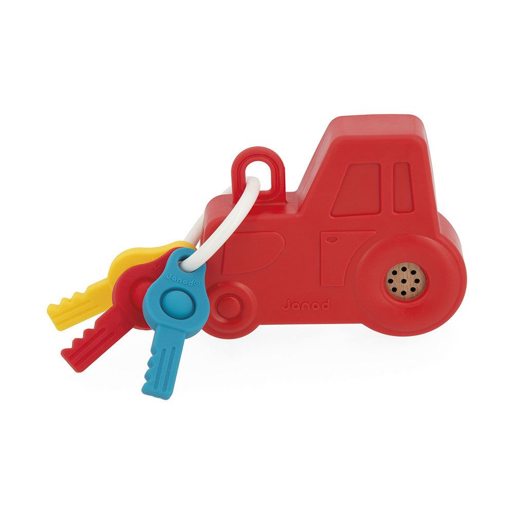 Enfant jouant avec le porte-clés tracteur Janod