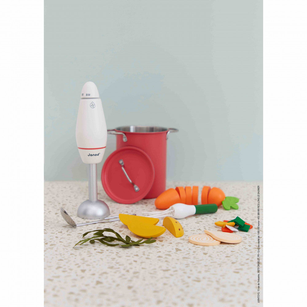Enfant jouant avec le set de soupe en bois Janod