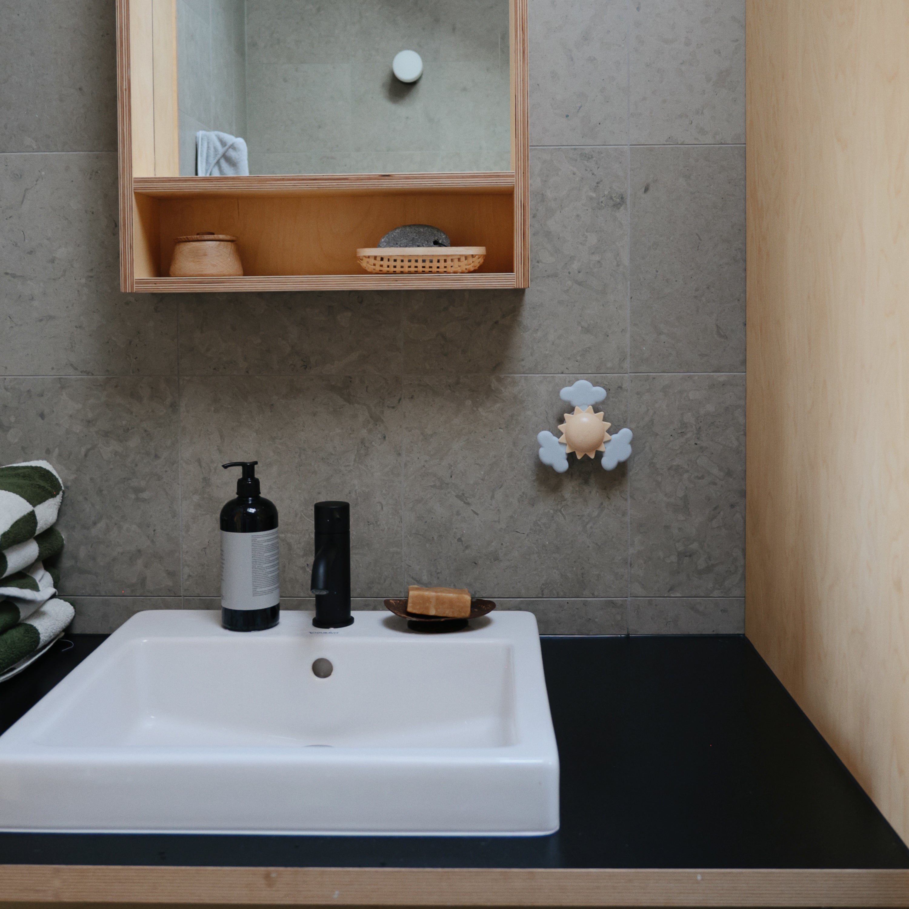 Toupie à ventouse Mushie dans la salle de bain