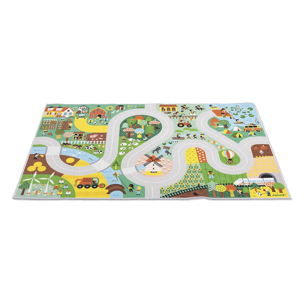 Enfant jouant avec des petites voitures sur le tapis Campagne Janod