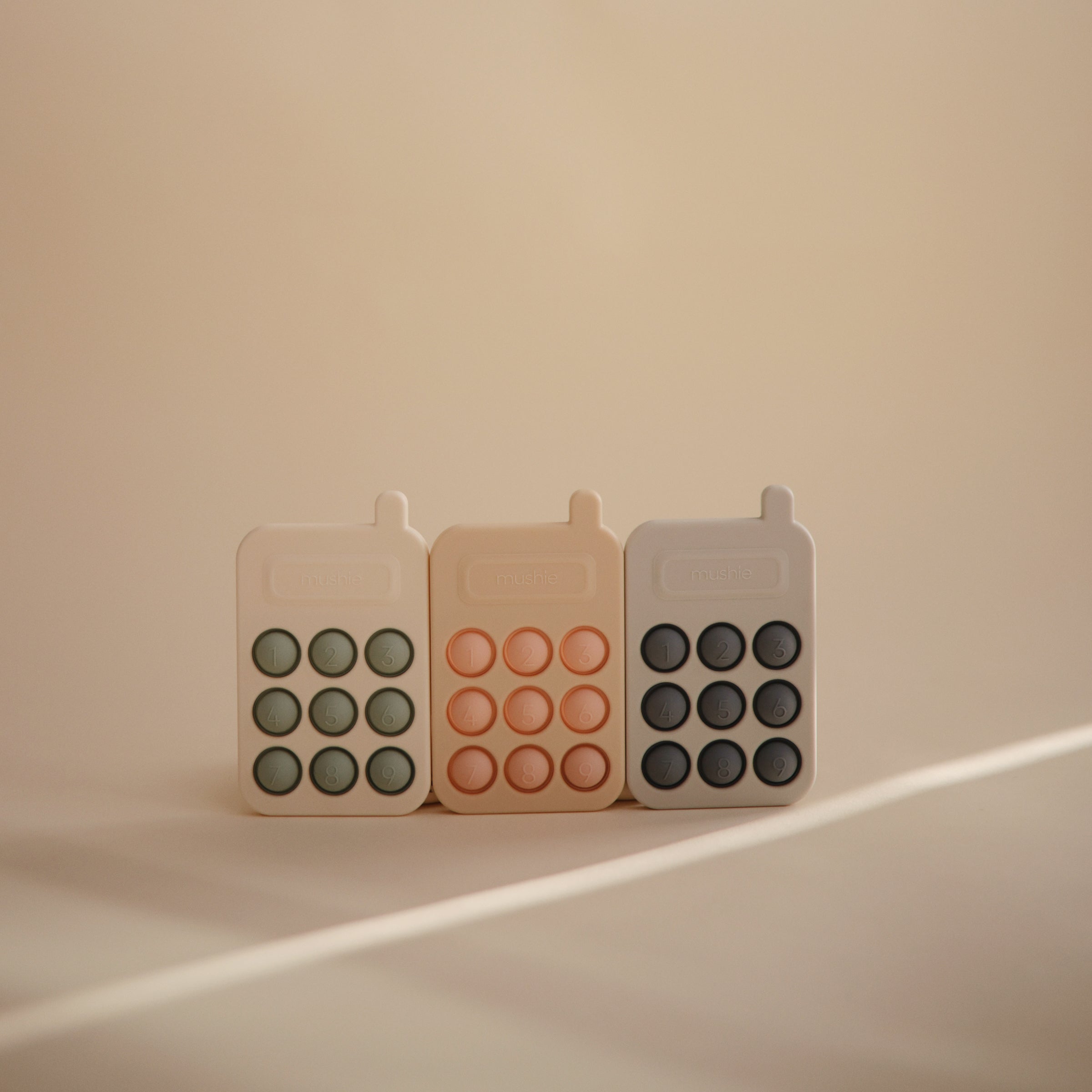 Téléphones à presser Mushie aux teintes pastel