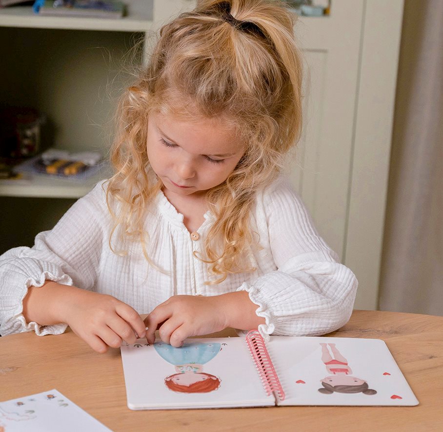 Pages du livre d'habillage Rosa & Friends Little Dutch