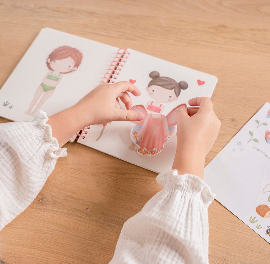 Livre d'autocollants Rosa & Friends Little Dutch ouvert