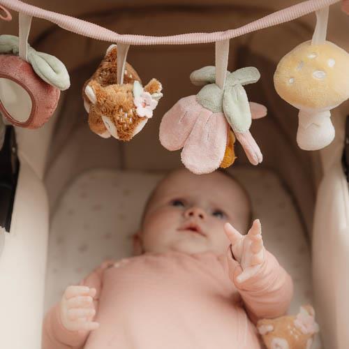 Arche poussette Fairy Garden avec faon, fleur, champignon et fraise