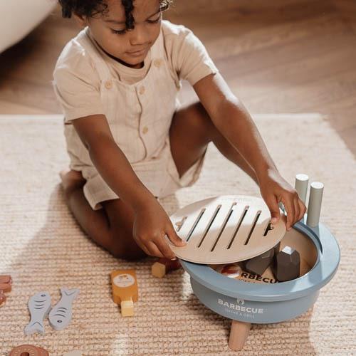 Enfant jouant avec le barbecue en bois Little Dutch