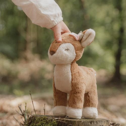 Enfant câlinant la peluche faon Fairy Garden