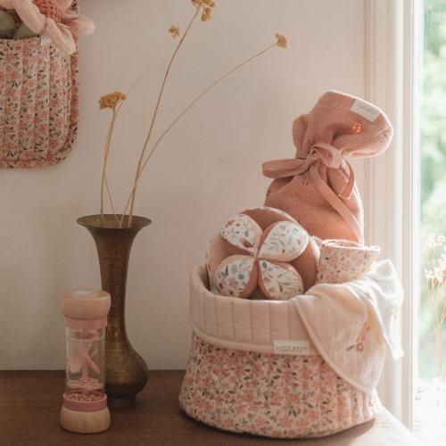 Bébé jouant avec le hochet de pluie Fairy Garden