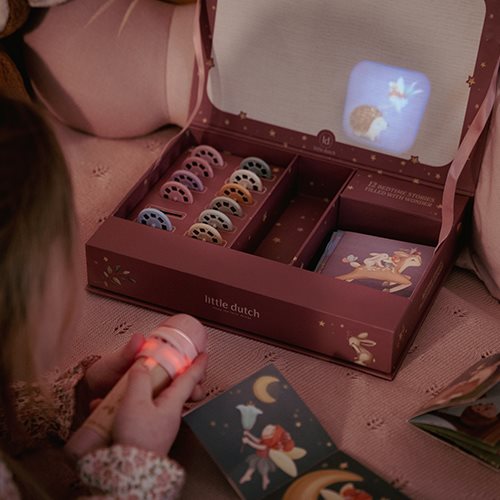 Enfant utilisant la lampe à histoires Fairy Garden