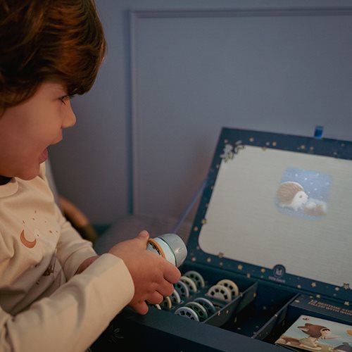 Enfant utilisant la lampe à histoires Forest Friends
