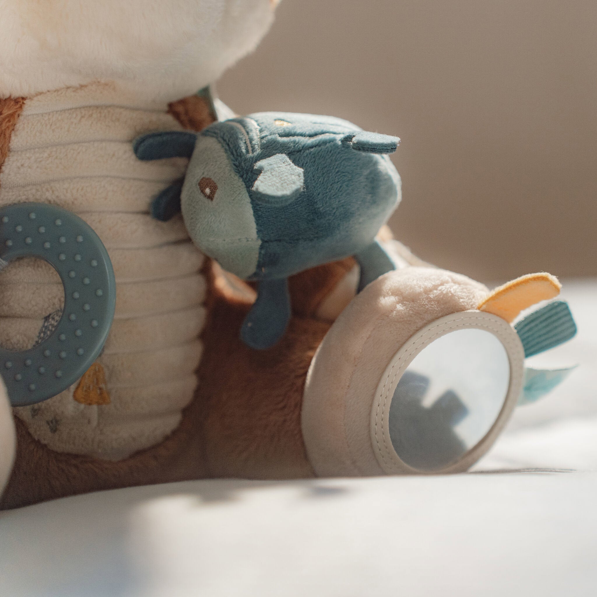 Bébé jouant avec la peluche renard Forest Friends