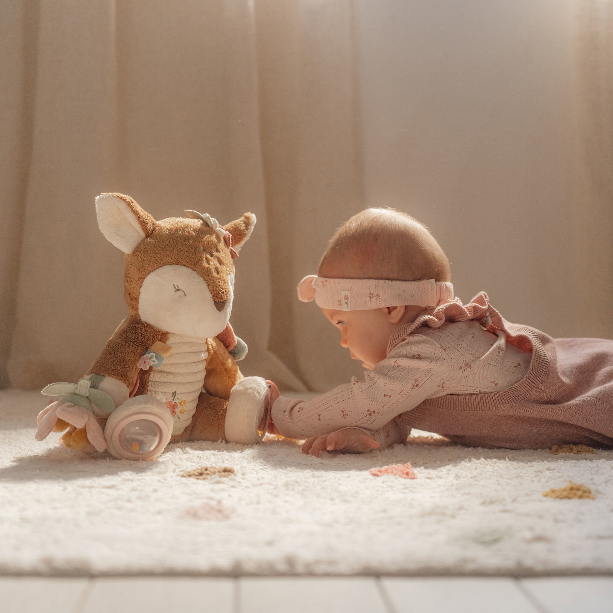 Peluche d'activités faon Little Dutch en situation dans la chambre