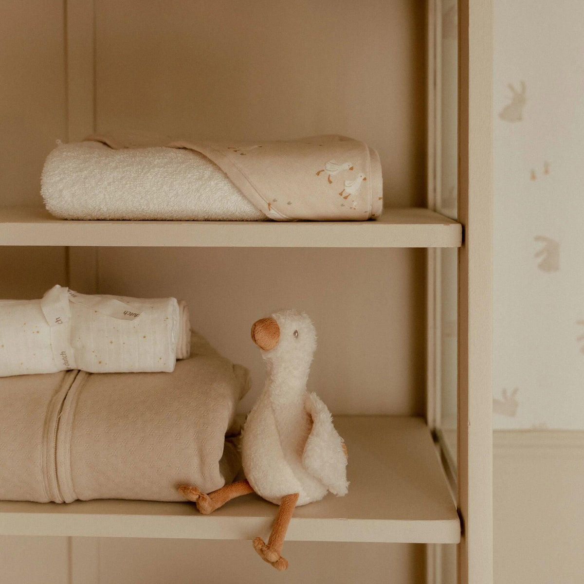 Bébé câlinant la peluche oie Little Goose