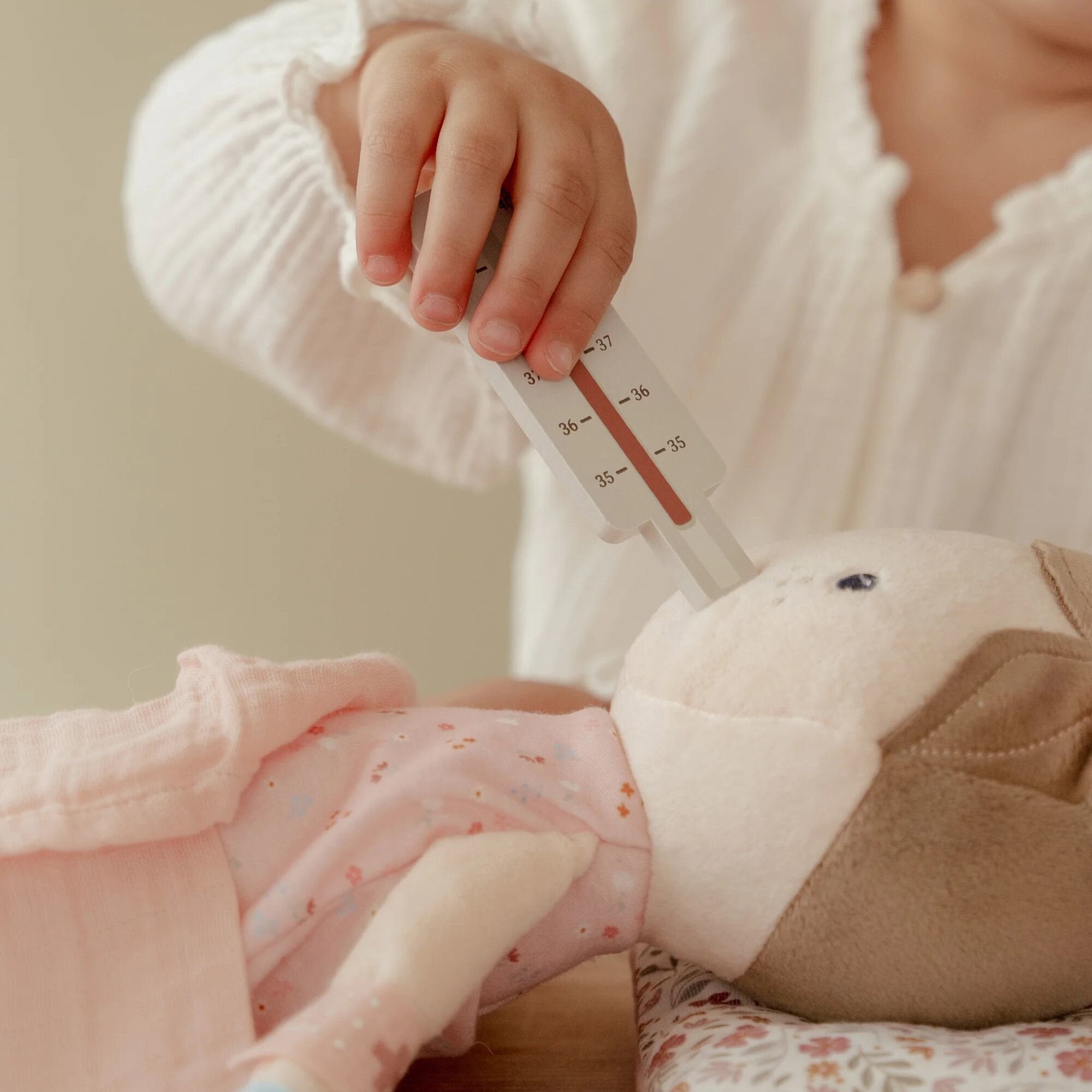 Enfant jouant au docteur avec la mallette Little Dutch