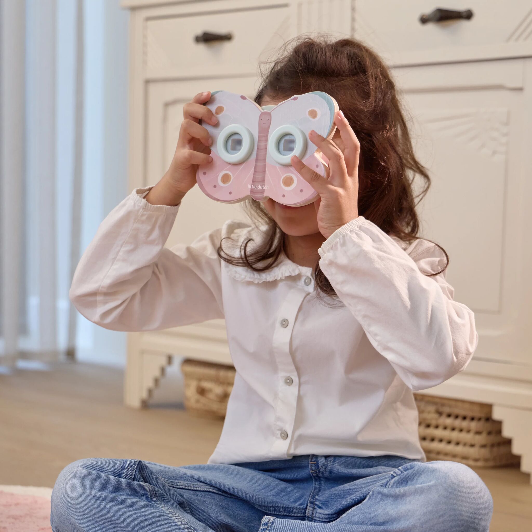 Enfant regardant dans la visionneuse papillon Fairy Garden
