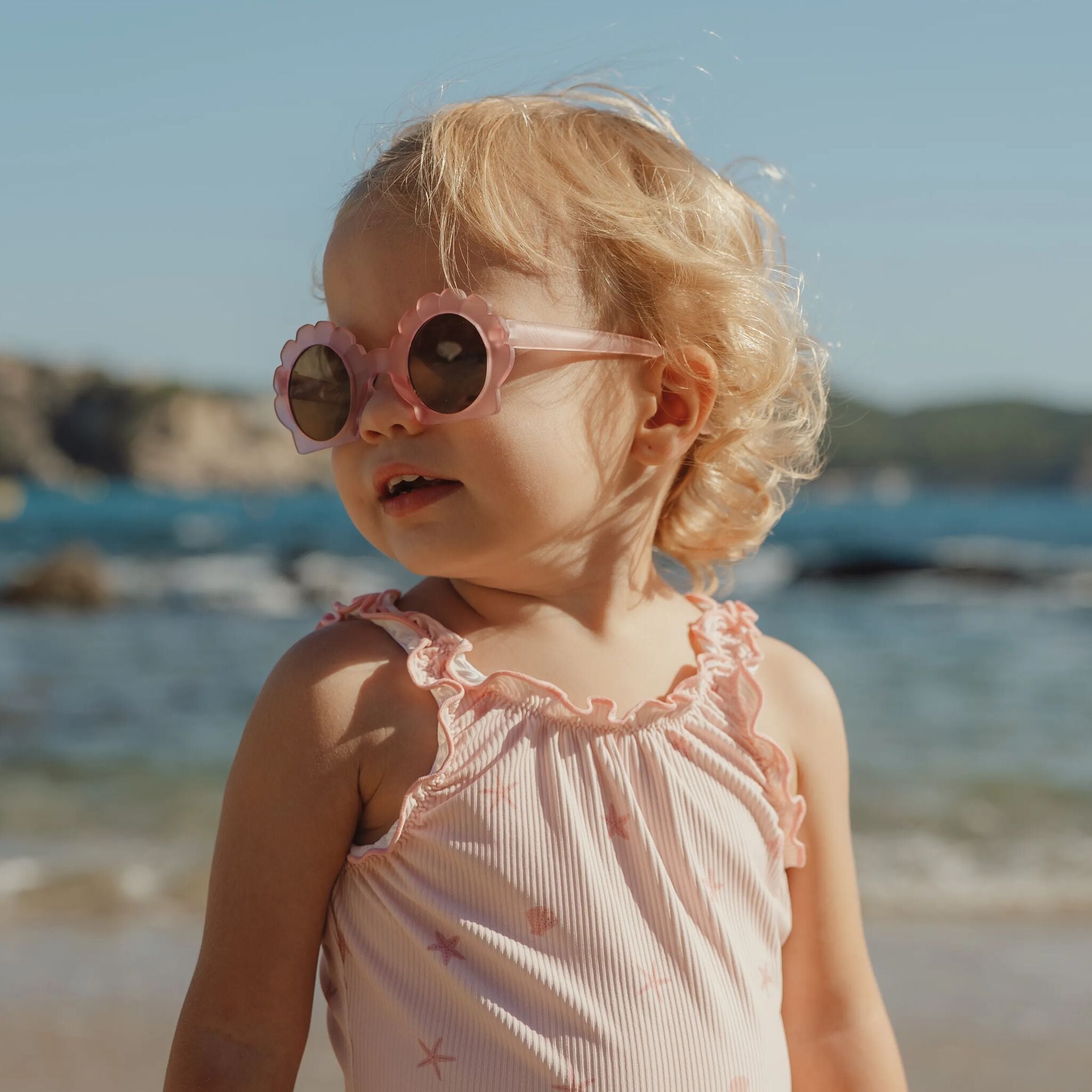 Lunettes de soleil Little Dutch portées en extérieur