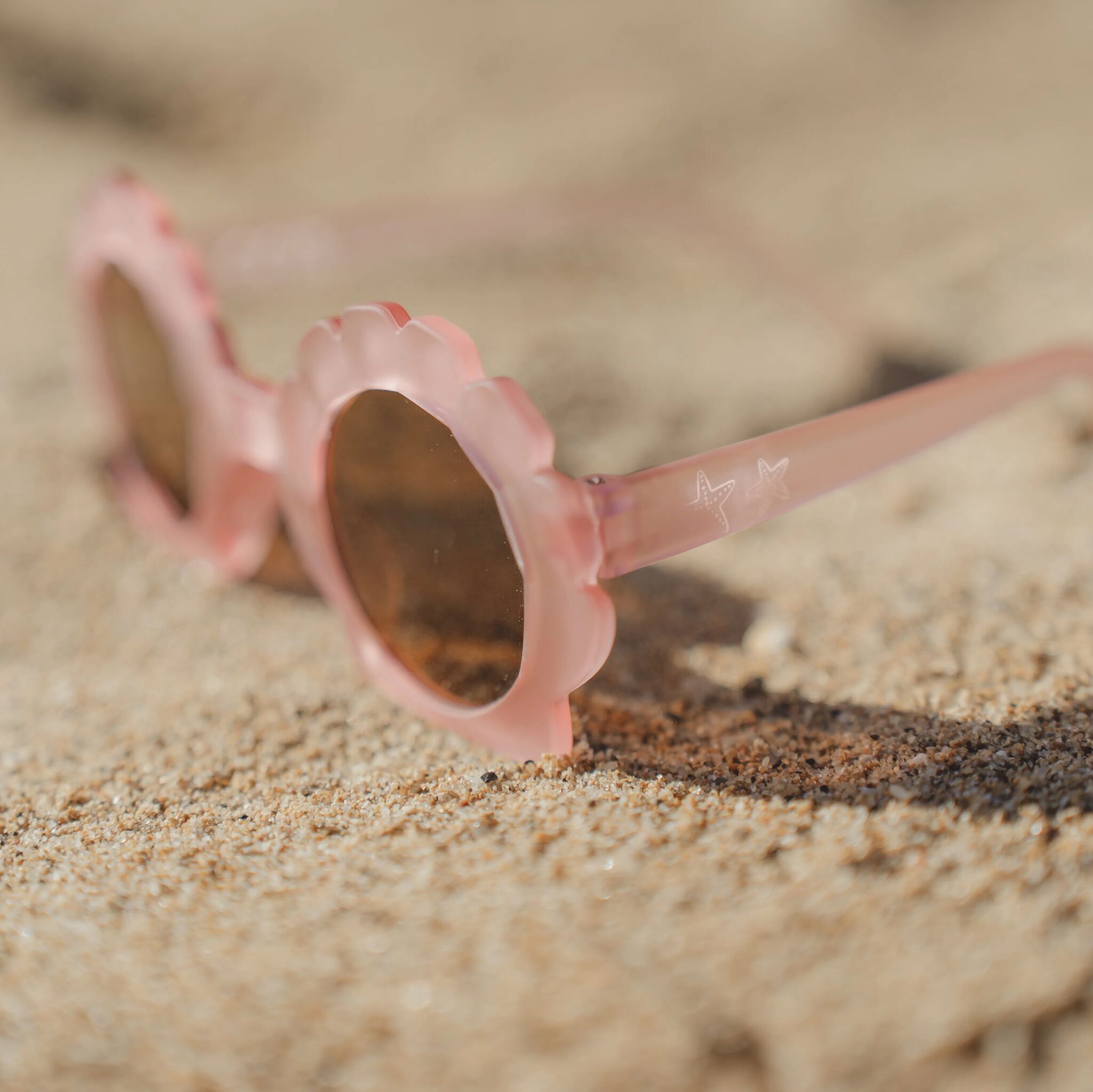 Ambiance collection plage Little Dutch avec les lunettes roses