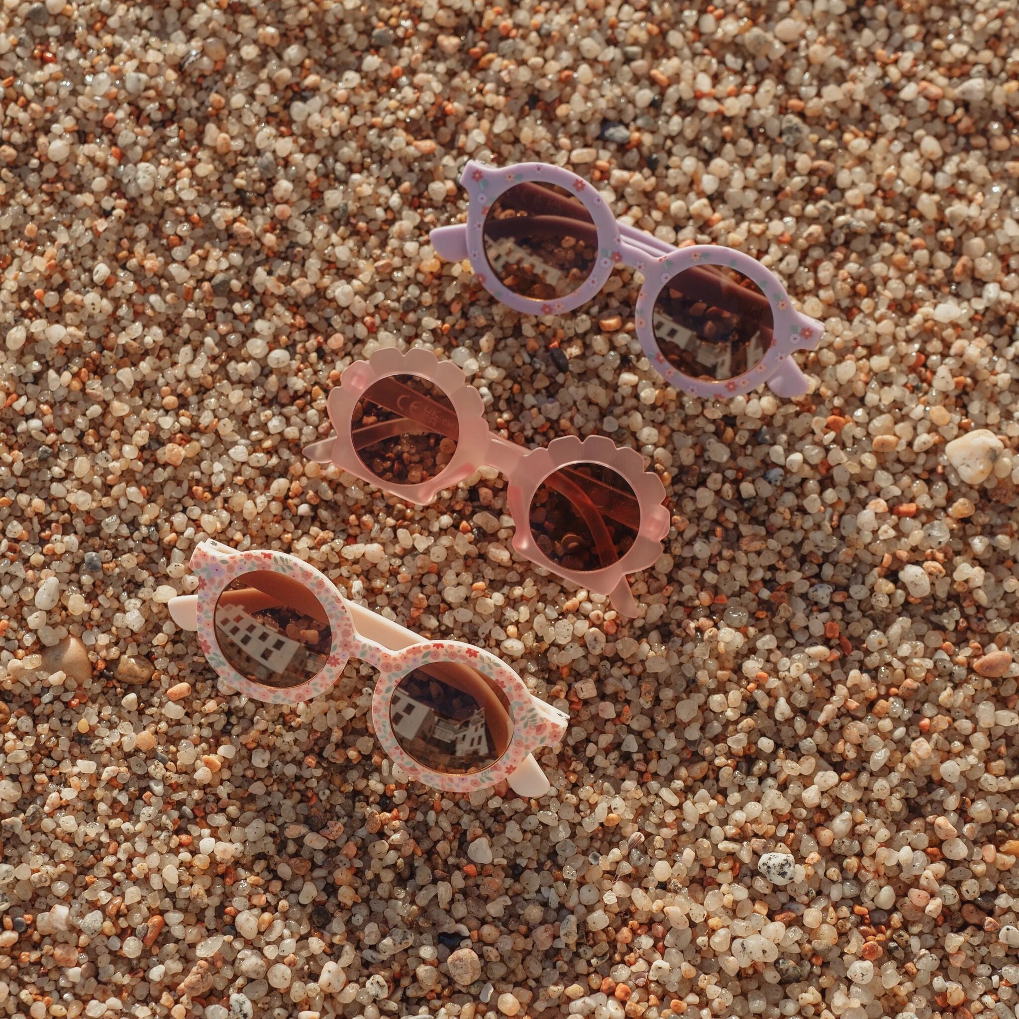 Lunettes de soleil enfant Shell Mermaid Pink en situation estivale