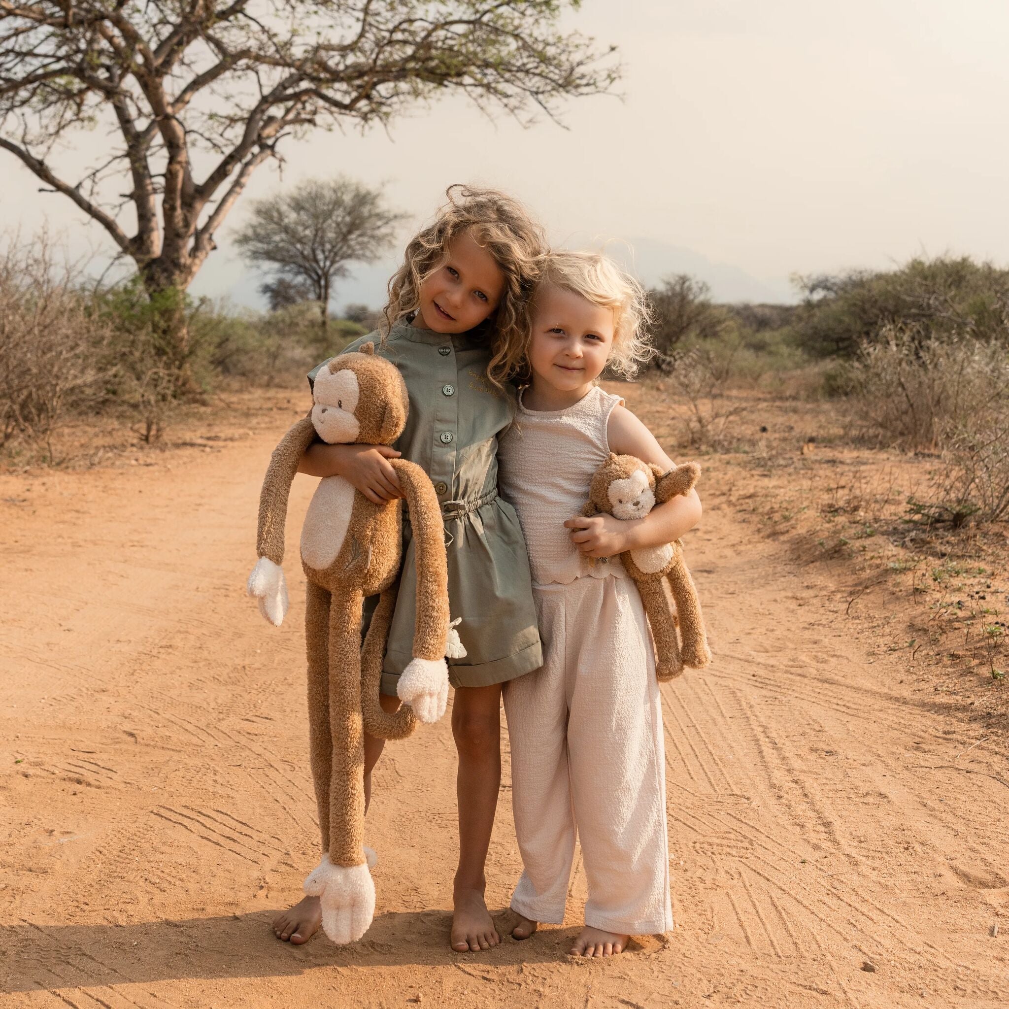 Peluches singe Little Dutch de deux tailles côte à côte