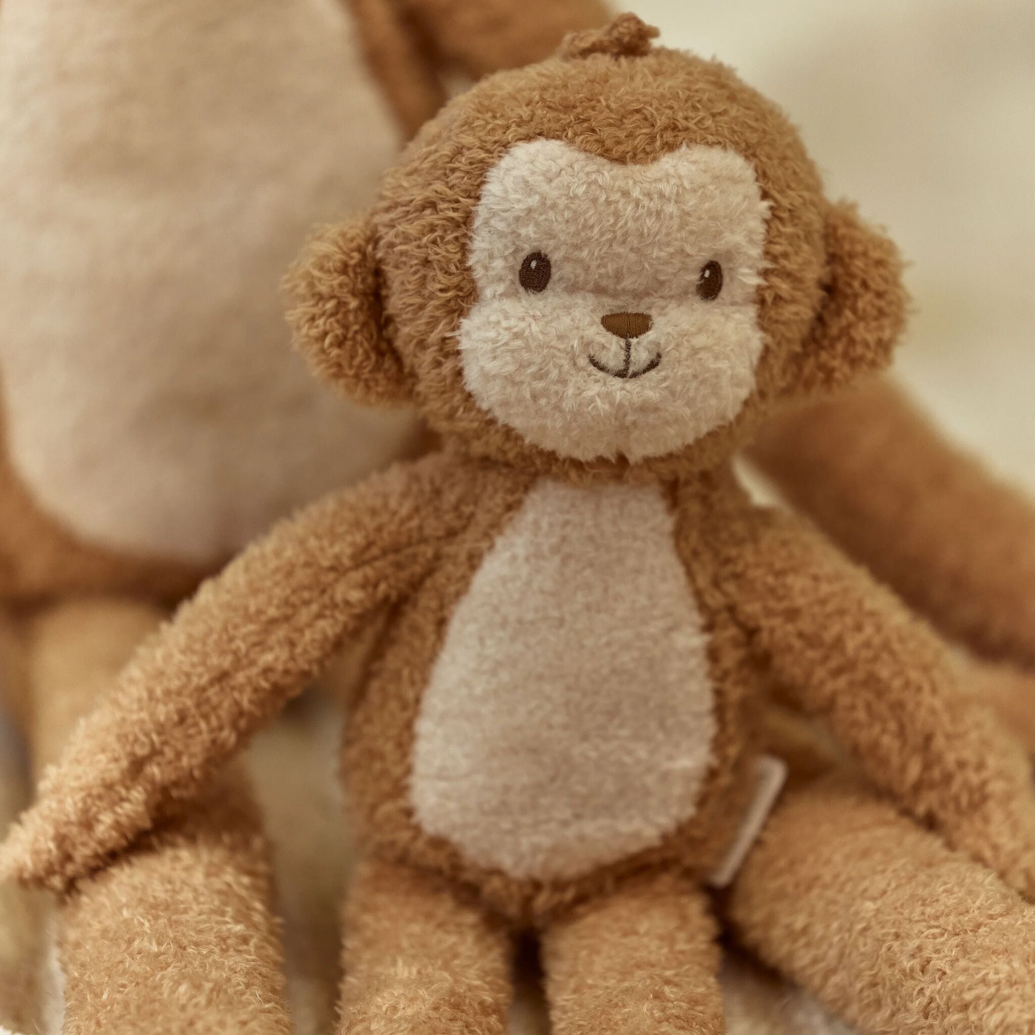 Feuilles en tissu cousues sur la peluche Singe Little Dutch
