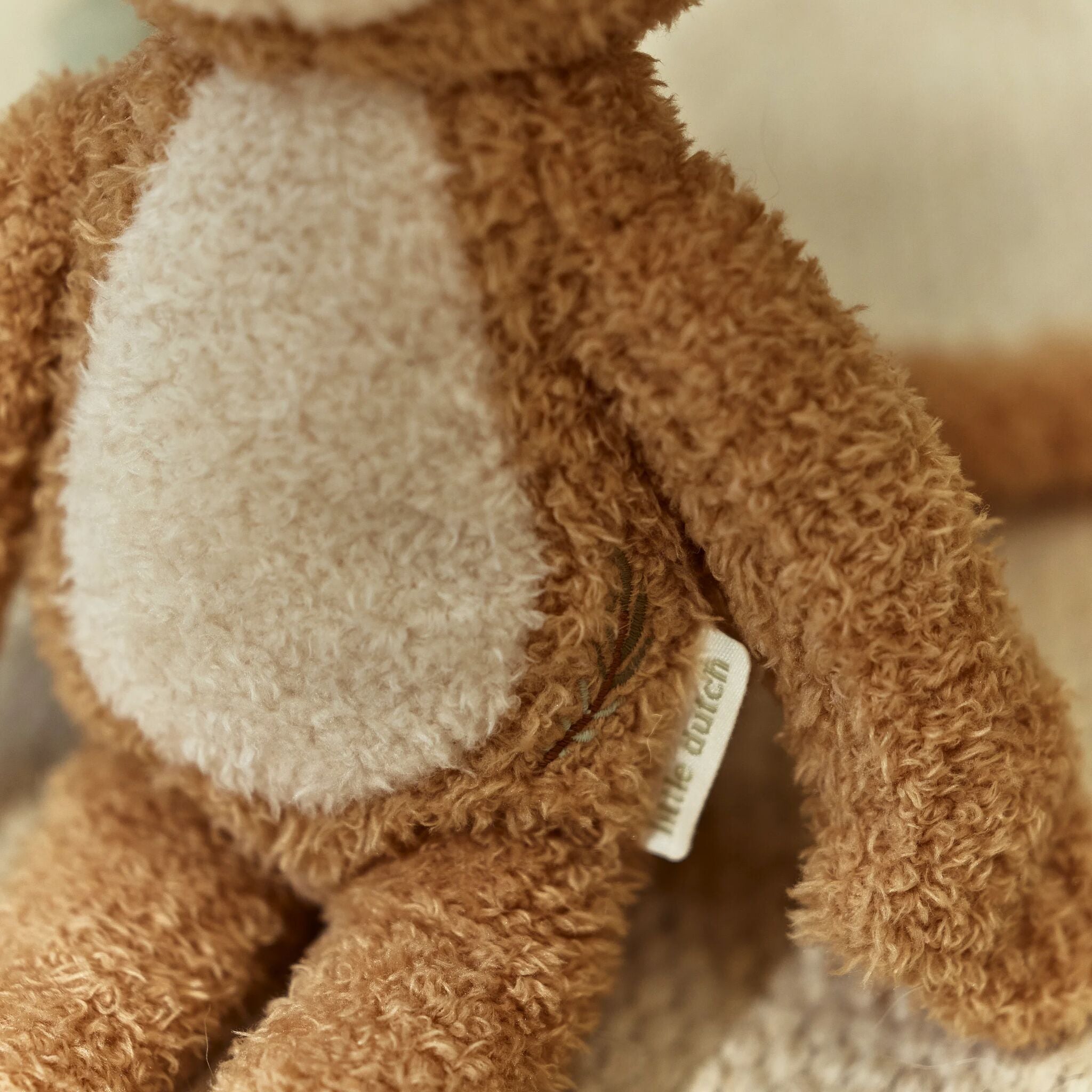 Singe Safari Friends posé dans une chambre d'enfant