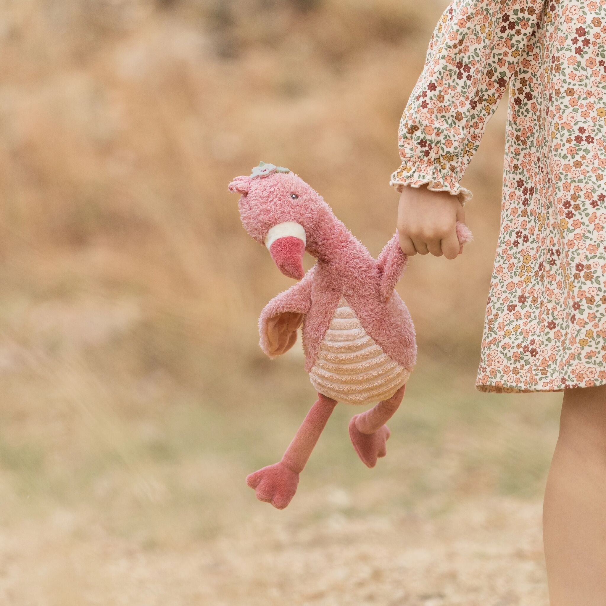 Fleur cousue sur le flanc de la peluche Flamant rose Little Dutch