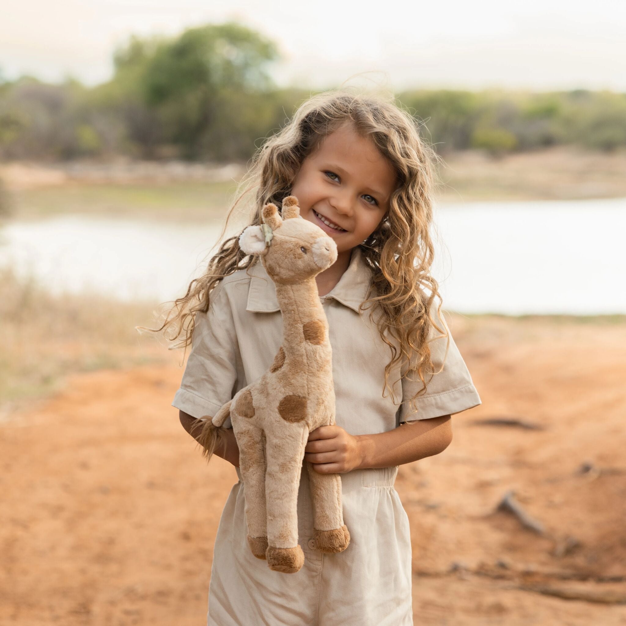 Peluche girafe Safari Friends avec les autres animaux de la collection
