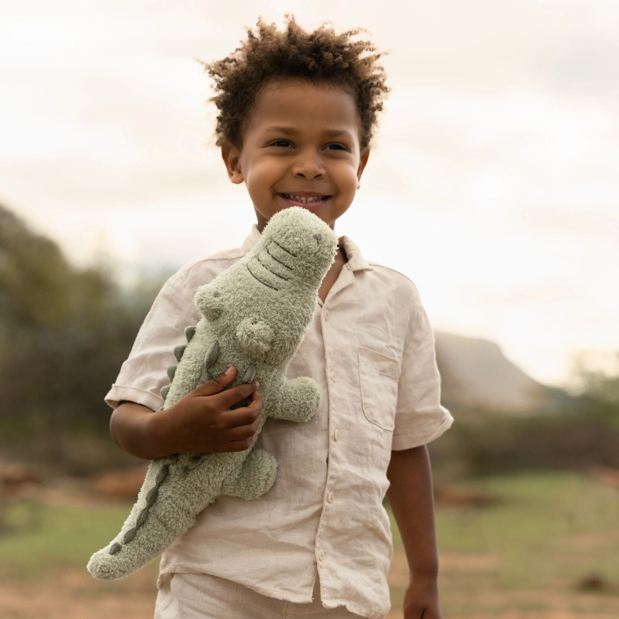 Crocodile en peluche vert Little Dutch dans une chambre d'enfant