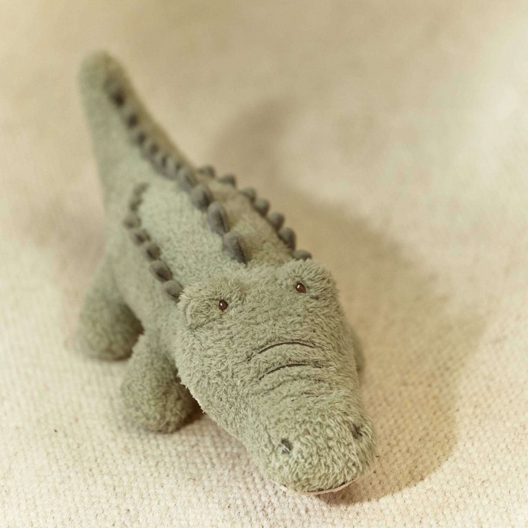 Peluche crocodile Little Dutch de profil, 43 cm de long