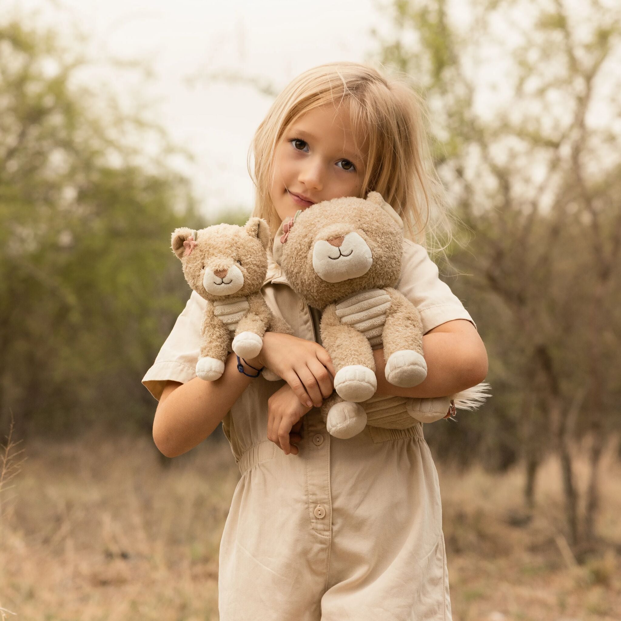 Peluches lionne Little Dutch en deux tailles côte à côte