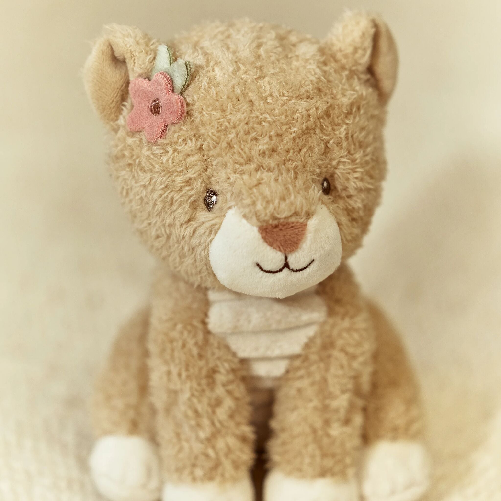 Détail du jaune sable de la peluche Lionne Little Dutch