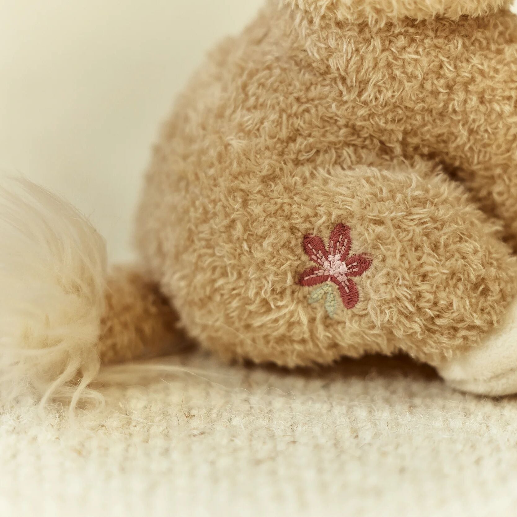 Peluche Lionne 17 cm tenue dans une main