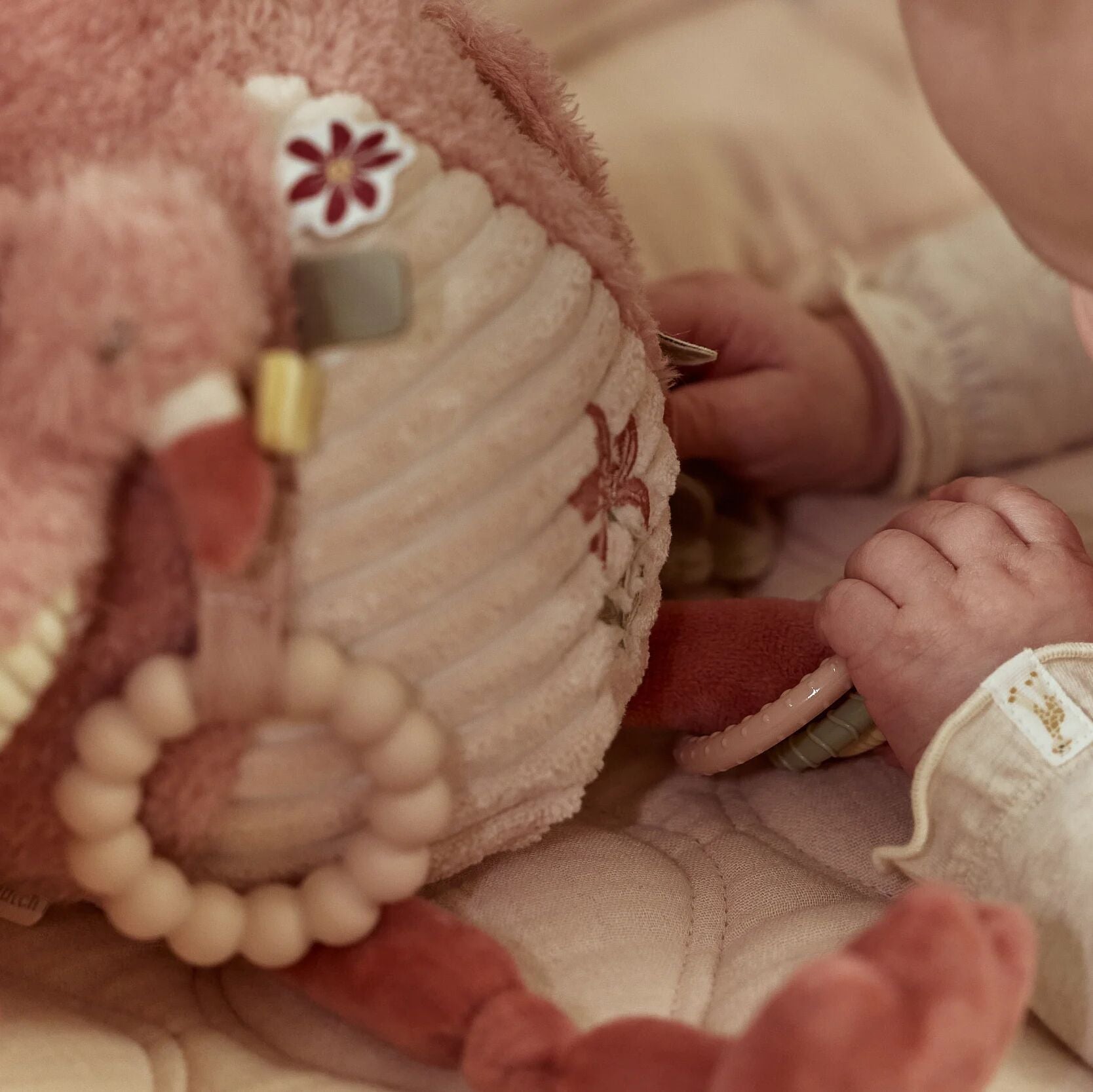Flamant d'activités Little Dutch en ambiance chambre de bébé